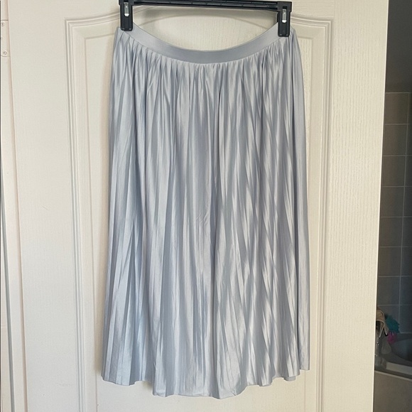 Topshop Dresses & Skirts - Topshop Shimmering Silver Pleated Midi Skirt sz 8